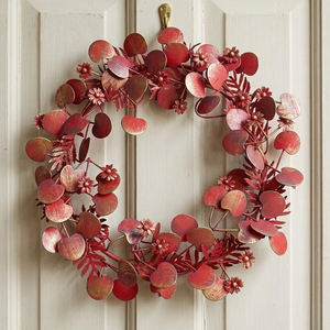 Guirlande d'eucalyptus métallique rouge éclatant, scintillante avec des accents dorés élégants, décoration festive pour la porte d'entrée en automne ou pour les fêtes - Product Image 1