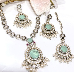 ชุดเครื่องประดับเจ้าสาวมอสซาไนต์ชุบทองเหลืองคุณภาพพรีเมียม พร้อมสร้อยคอ ต่างหู และติกก้า สำหรับงานแต่งงานสำหรับผู้หญิง - Product Image 2