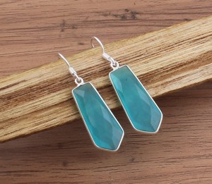 Pendientes de Plata de Ley Hechos a Mano con Calcedonia Azul Agua en Forma de Lágrima, Gema Facetada de Color Verde Esmeralda, Regalo de Boda de Lujo, Listos para Enviar - Product Image 1