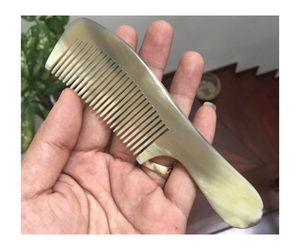Peigne en corne naturelle artisanal – Peigne à cheveux en corne de buffle noire de qualité supérieure, écologique, poli, fait main, pour salon, design personnalisé - Product Image 1