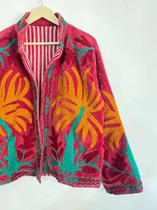 Chaqueta de Terciopelo Rojo Personalizada para Mujer, Bordada a Mano con Motivo de Palmera Tropical, Abrigo de Invierno de Lujo - Product Image 4