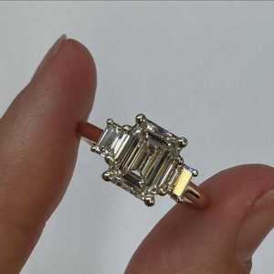 แหวนเพชรทรงเอเมอรัลด์ 2 กะรัต เพชรเลี้ยงในห้องปฏิบัติการ ทอง 14K แหวนสามเม็ด สำหรับหมั้น แต่งงาน ครบรอบ ผู้ผลิตเครื่องประดับ ผู้ส่งออกเครื่องประดับ - Product Image 5