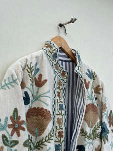 Chaqueta de terciopelo para mujer, talla única, con bordado Suzani hecho a mano, estilo bohemio, moda india, diseño de manga larga. - Product Image 4