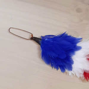 ขนนกฮัคเคิล เกลนแกร์รี่ และบาลโมราล สีเหลือง น้ำเงิน และแดง ขนนกฮัคเคิลพลัมส์ ขนนกสก็อตแลนด์ โรงงานผลิตขนนกฮัคเคิลโดยตรง - Product Image 2