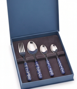 Ensemble de couverts modernes avec manches à motif de poisson bleu, couteau, fourchette et cuillère en acier inoxydable, compatibles lave-vaisselle, pour la restauration et les événements. - Product Image 6