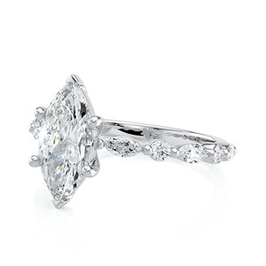 Anillo de Compromiso con Diamante Cultivado en Laboratorio de Corte Marquesa de 5.40CT, Oro Blanco con Piedras Laterales, Joyería Fina para Novia, Venta al Por Mayor - Product Image 5