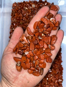 Vente en gros de copeaux de jaspe rouge naturel de petite taille en cristal non taillé pour la fabrication de bijoux pièces de copeaux d'agate de style décoration artistique - Product Image 3