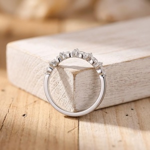 Anillo Apilable Minimalista y Elegante de Oro Sólido con Diamantes Cultivados en Laboratorio, Corte Marquesa y Redondo, Certificado IGI, Banda Curva - Product Image 5