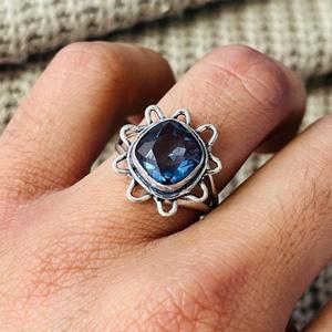 Anillo de latón con topacio azul de Londres y diseño floral, chapado en plata, estilo bohemio, venta al por mayor para mujer - Product Image 4
