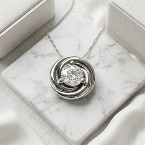 Collar Solitario con Diamante Cultivado en Laboratorio de Corte Brillante Redondo de 0.80CTW en Oro de 9k con Engaste de Cuatro Puntas y Cadena Fina Certificada - Product Image 3