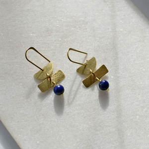 Boucles d'oreilles pendantes géométriques en or et lapis-lazuli - Bijoux minimalistes en laiton avec pierre bleue certifiée IGI pour femme - Idéales pour mariage - Product Image 2