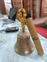 Campana Tibetana Om Hecha a Mano en Latón con Acabado Pulido Brillante y Mango de Madera para Uso en Exteriores - Regalo de Diwali, Calidad Superior, Entrega Rápida