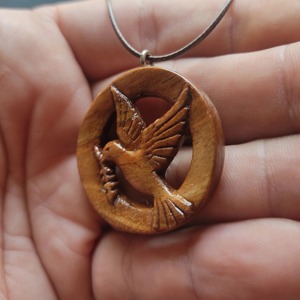 จี้ไม้แกะสลักรูปนกพิราบและกิ่งมะกอกทรงวงกลม สร้อยคอแบบธรรมชาติ ผลิตจากไม้ - Product Image 5