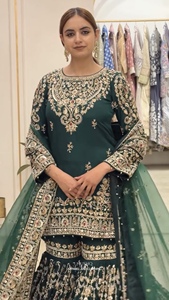 Ensemble haut, palazzo et dupatta en georgette lourde, orné de perles, de motifs Moti et de broderies à la main, avec doublure en micro-coton doux, tenue de soirée (ZW 243) - Product Image 5