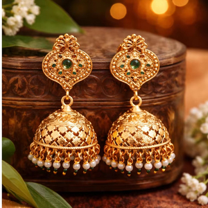 Pendientes Jhumka Tradicionales Indios Geométricos de Latón Chapado en Oro con Piedras Artificiales y Perlas de Imitación para Novias y Bodas - Product Image 2