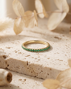 Bague d'éternité personnalisée en or 14 carats avec pierres vertes émeraude taille brillant rond, sertissage micro-pavé, bagues de fiançailles - Product Image 2