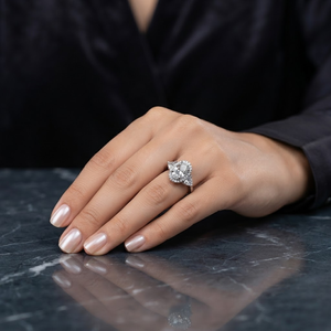 Bague de fiançailles en or blanc 14 carats avec diamant ovale cultivé en laboratoire |   Solitaire avec pierres latérales rondes et en taille trillion |   Bijoux de Mariage de Luxe - Product Image 1