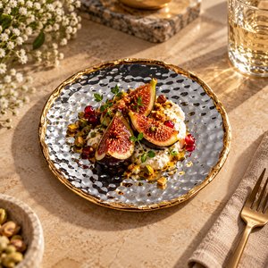 Assiette à dîner en argent martelé avec surface métallique texturée et bordure dorée |   Assiette de service décorative ronde moderne - Product Image 2