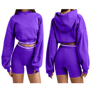 Ensemble de survêtement deux pièces pour femme, comprenant un crop top et un short, avec logo personnalisé, effet délavé, 100% coton, idéal pour l'hiver et le jogging. - Product Image 4