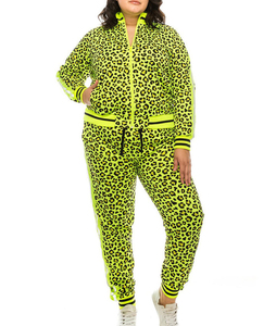 Conjunto Deportivo de 2 Piezas Personalizado por Sublimación, Chaqueta y Pantalones con Cordón Ajustable, Bandas Laterales Reflectantes, Color Verde Neón, Estilo Casual y Resistente - Product Image 3