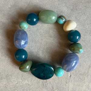 Bracelet en résine écologique multicolore avec perles orange, bleues et ivoire, fait main, élégant, accessoire de mode féminin, artisanat intemporel - Product Image 5
