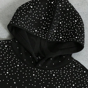 Sudadera con capucha de algodón con pedrería, estilo moderno, ideal para atuendos casuales, viajes y moda urbana. - Product Image 3