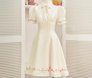 ชุดเดรสผ้าชีฟองยาวถึงเข่าคอปีเตอร์แพนหรูหราสำหรับผู้หญิง แขนเสื้อปกติ เอวธรรมชาติ ลายพิมพ์ดอกไม้ ฤดูร้อน รับผลิตตามสั่ง OEM จำนวนมาก - Product Image 4