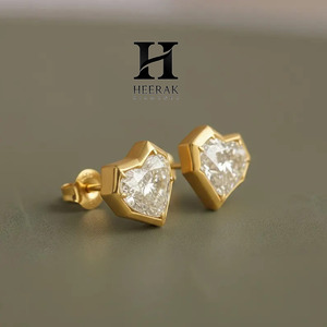 Boucles d'oreilles modernes à sertir en forme de cœur avec diamants de laboratoire, or jaune 14 carats, diamants de laboratoire taille cœur VVS EF, boucles d'oreilles géométriques - Product Image 2