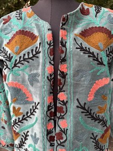 Chaqueta de Terciopelo Suzani – Abrigo Boho Bordado a Mano – Chaqueta Corta Talla Única – Ropa Étnica de Estilo Vintage – Lote al por Mayor - Product Image 6
