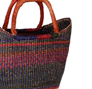 Sac fourre-tout élégant en jonc de mer à queue d'hirondelle, rayures rouges et violettes, poignée en cuir marron, sac de plage en paille tressée, luxe, mode, classique - Product Image 4
