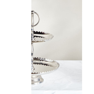 Magnifique support à gâteau à deux niveaux en argent, avec des plateaux à bords festonnés et un tige centrale en métal ornée d'un anneau rond. - Product Image 5