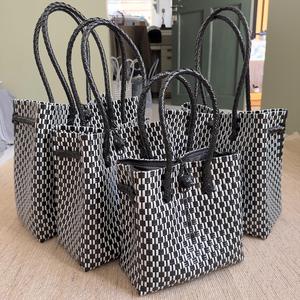 Sac fourre-tout tissé rouge et blanc, motif tressé fait main, sac à bandoulière pour femme, matériau recyclé écologique, usage adulte - Product Image 6