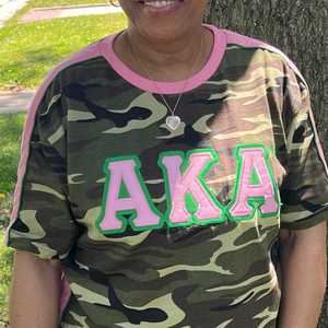 Camiseta Premium AKA Camo para Mujer, con Letras Griegas, Tela de Alta Calidad, Ajuste Cómodo, Cuello Redondo Informal - Product Image 5