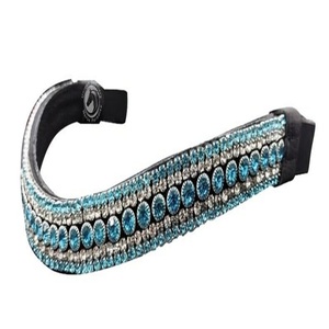 Diadema de cuero genuino negro curvado con cadena metálica de 5 filas de cristales brillantes y pedrería, ideal para carreras de caballos. - Product Image 1