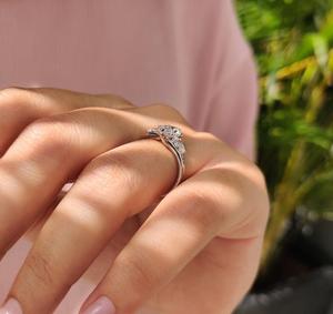 Anillo de diamante cultivado en laboratorio con piedras engastadas en bisel en oro blanco de 14 quilates, diseño contemporáneo de tres piedras, joyería fina para mujer. - Product Image 4