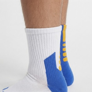 Chaussettes de sport athlétiques blanches mi-mollet avec talon et panneaux de soutien de la voûte plantaire bleus – Performance Sportive - Product Image 5