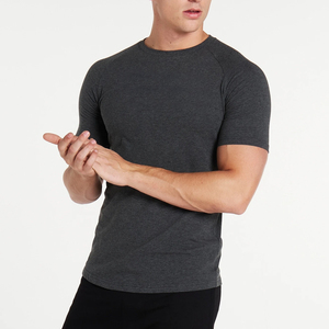 T-shirt de sport pour homme de qualité supérieure, 95% coton, 5% élasthanne, uni, à ourlet long et incurvé, style streetwear, coupe ajustée, tricoté - Product Image 2