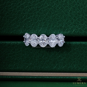 Anillo de eternidad de cinco piedras con diamante de laboratorio de corte ovalado elegante de 2.65 quilates, anillo nupcial a juego para mujer - Product Image 2
