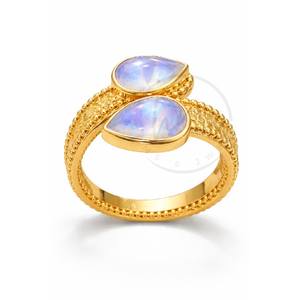 Elegante Anillo Bypass Chapado en Oro con Piedras de Luna Arcoíris en Forma de Pera y Banda Texturizada con Cuentas, Diseño de Paz, Joyería Clásica Unisex - Product Image 1