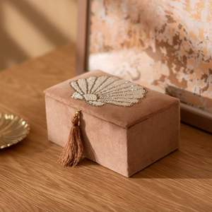 Caja Decorativa de Joyería de Lujo con Perlas de Concha de Mar y Terciopelo, Caja de Empaque para Joyería con Borlas y Bordado de Cuentas, Estilo Americano - Product Image 1