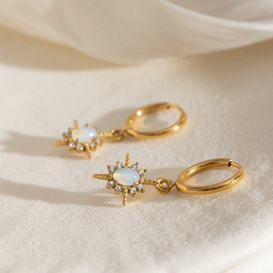 Pendientes de Aro Huggie con Estrella de Ópalo en Acero Inoxidable Chapado en Oro de 18K, Gran Venta - Product Image 4