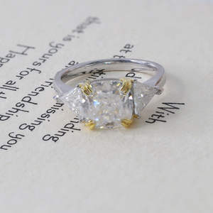 Anillo de compromiso y boda de tres piedras con moissanita de corte cojín de 4 quilates, bicolor, de plata de ley 925, moderno, para fiesta, regalo de aniversario para mujer - Product Image 2