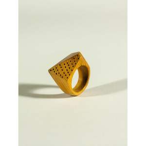 Anillo de Dedo Artesanal de Madera y Resina, Pieza Artística para la Colección de Alfombras y Tapetes - Product Image 3