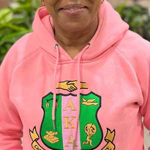 AKA เสื้อฮู้ดสีชมพูพรีเมี่ยมสำหรับผู้หญิง ปักลายตัวอักษรกรีก เสื้อพูลโอเวอร์ผ้าฟลีซเนื้อนุ่ม สวมใส่สบาย มีสไตล์ - Product Image 5