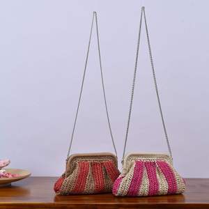 Sublimez votre look de soirée spécial avec ce magnifique sac en tissu naturel, orné d'un motif rayé tendance et d'un design élégant. - Product Image 3