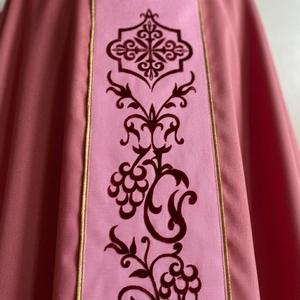 Chasuble pour le clergé avec bordure dorée et motif de vigne brodé – Vêtement liturgique religieux formel pour toutes les saisons, tenue d'église - Product Image 4