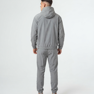 Fabricante de Ropa Urbana Personalizada, Chaqueta y Pantalón Deportivos de Nailon con Cremallera y Capucha, Estampado en Serigrafía - Product Image 3