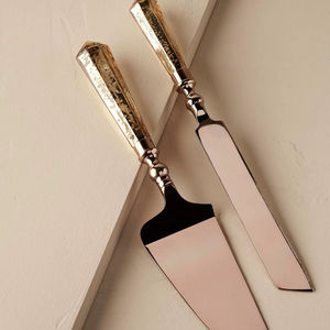 Cuchillo para Pastel de Metal de Alta Calidad con Mango de Agarre Suave y Borde Dentado Afilado para Servir Pasteles sin Esfuerzo - Product Image 1