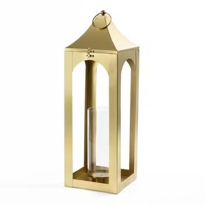 Farol Alto de Metal Dorado con Marco Arqueado y Cilindro de Vidrio, Portavelas para Decoración de Hogar, Hotel, Bodas y Mesas - Product Image 1