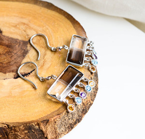 Pendientes de Diseño Artesanal de Lujo con Cuarzo Ahumado Genuino, Cristal y Flecos de Múltiples Zafiros - Product Image 3